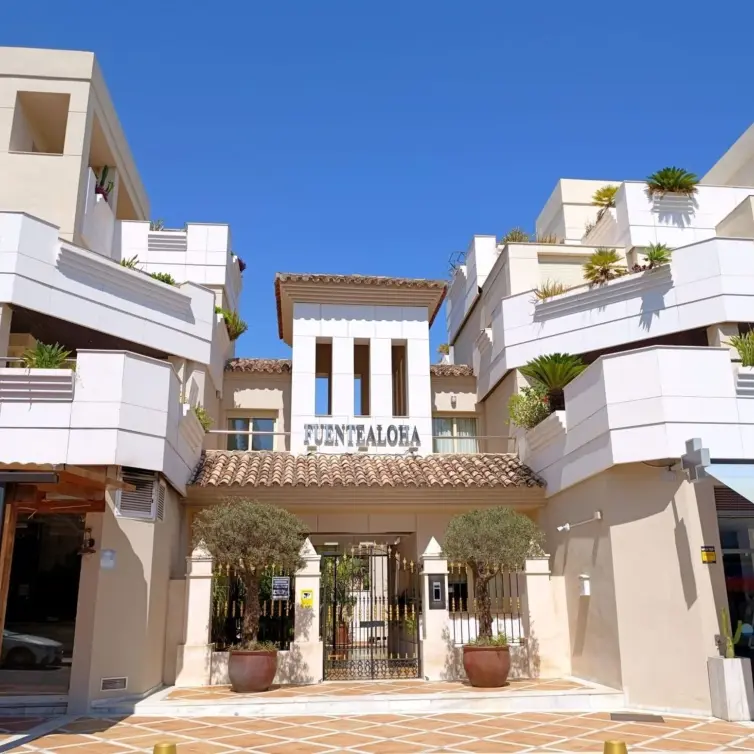 Sale of middle floor apartment in Nueva Andalucía