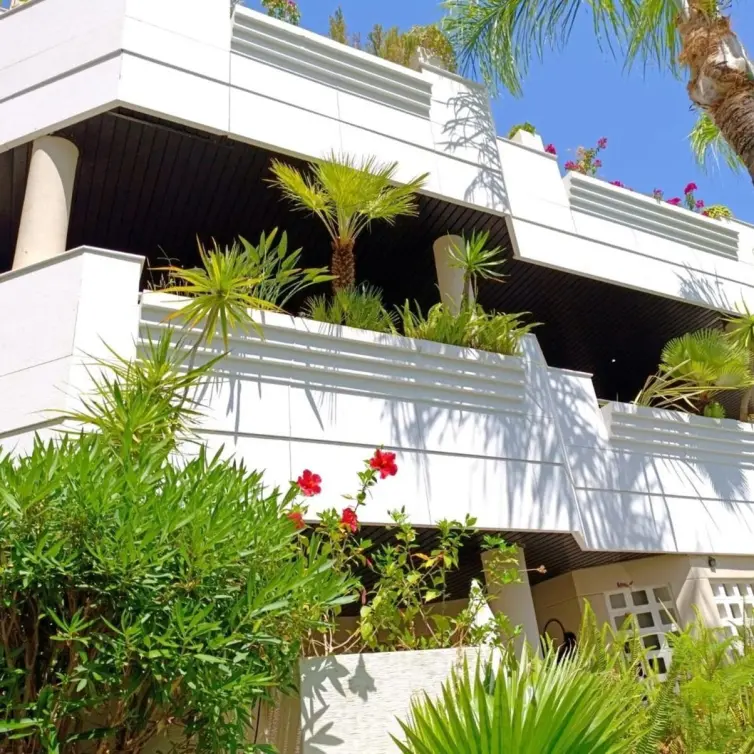 Sale of middle floor apartment in Nueva Andalucía