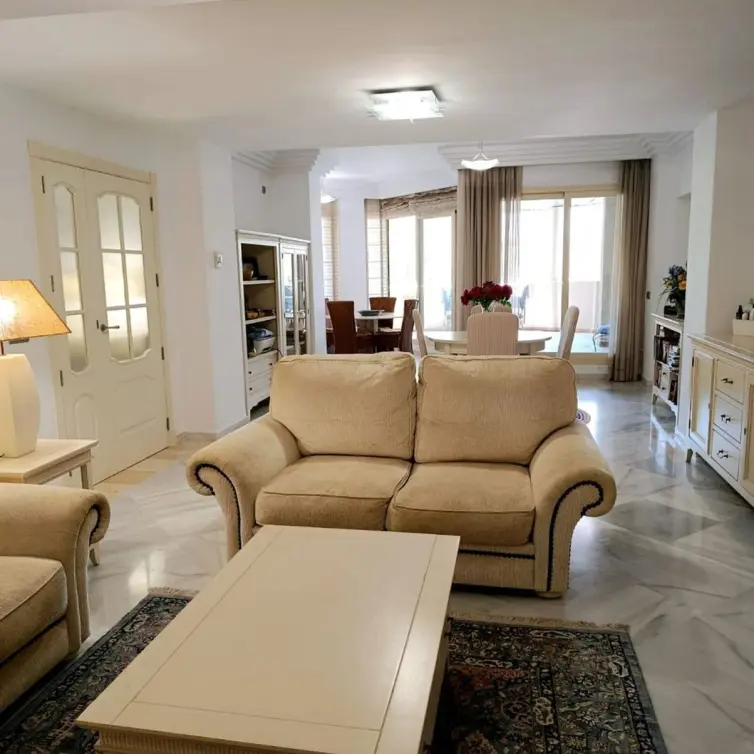 Sale of middle floor apartment in Nueva Andalucía