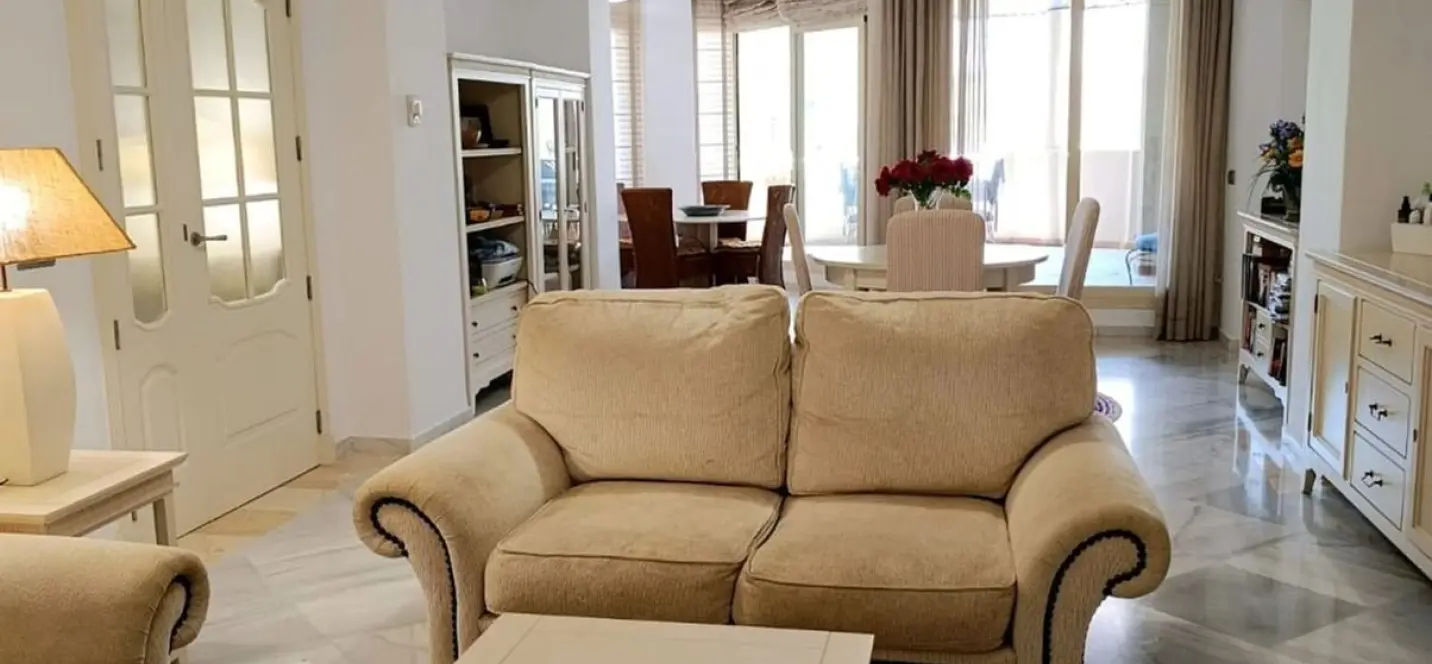 Sale of middle floor apartment in Nueva Andalucía 2