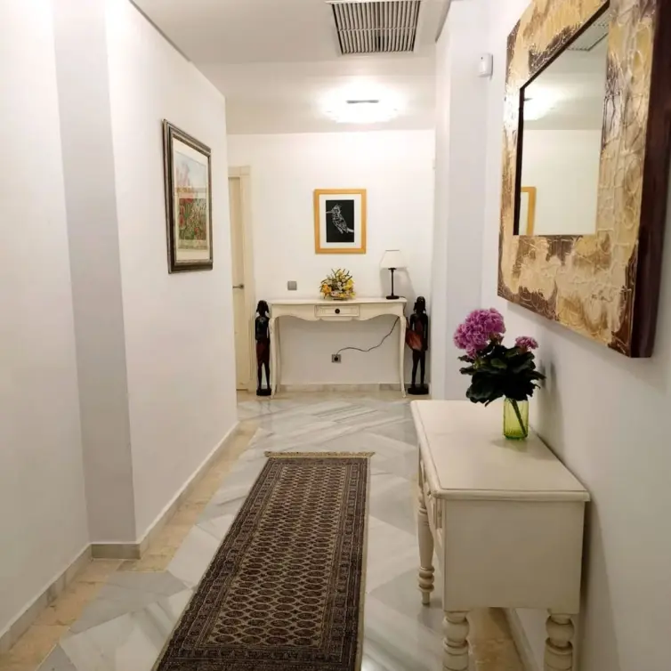 Sale of middle floor apartment in Nueva Andalucía