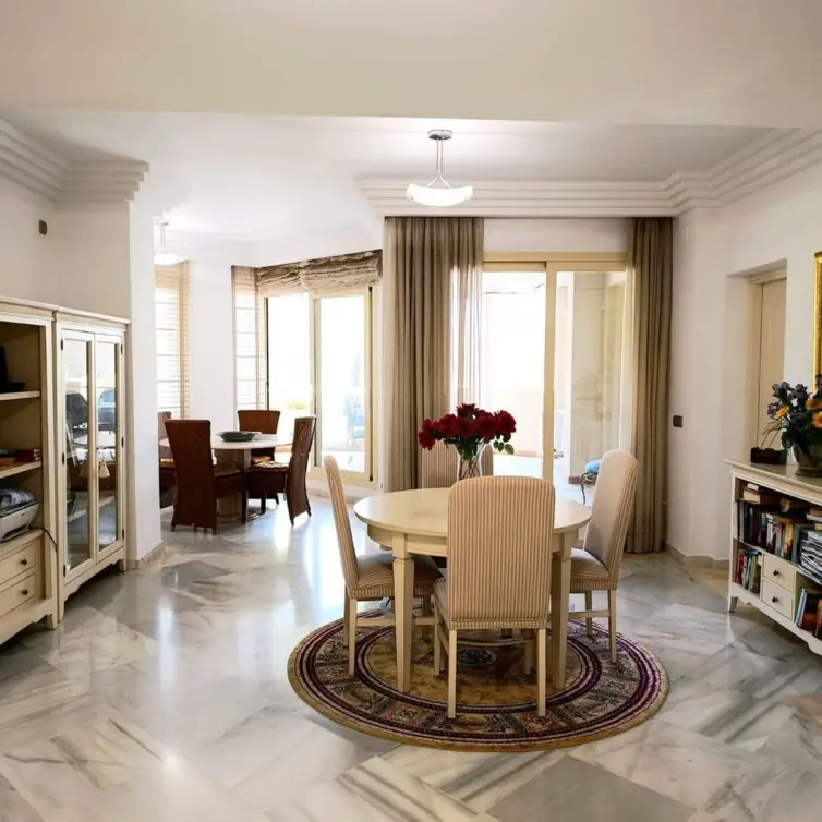 Sale of middle floor apartment in Nueva Andalucía