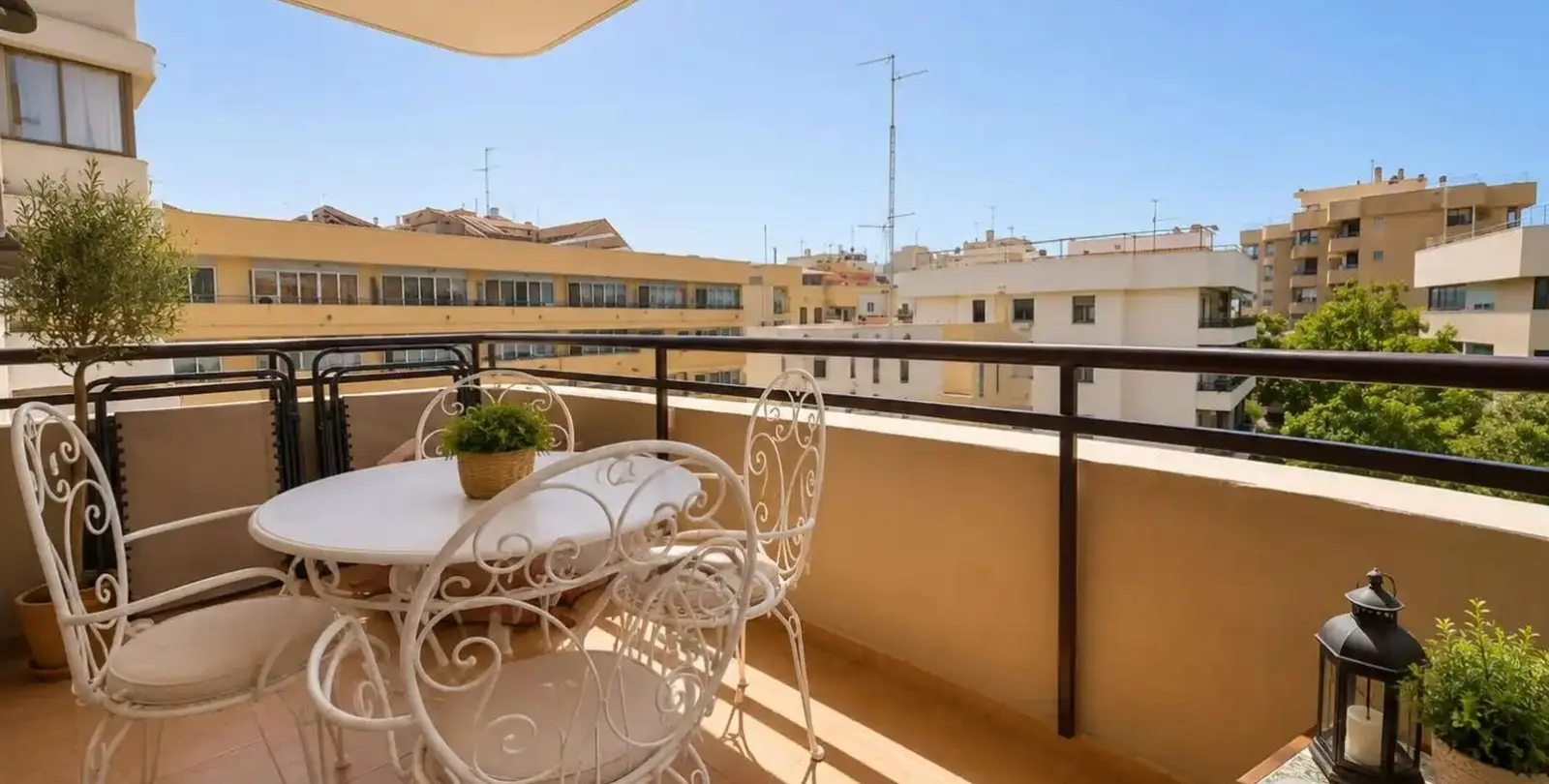 Venta de apartamento en planta media en Marbella 1