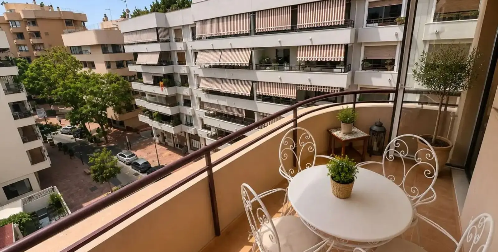 Venta de apartamento en planta media en Marbella 2