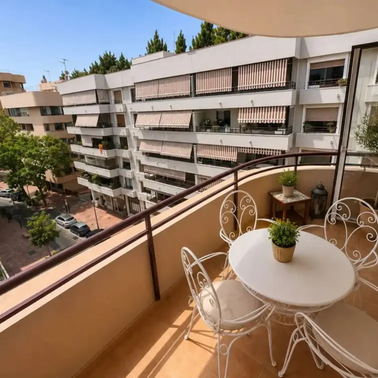 Venta de apartamento en planta media en Marbella