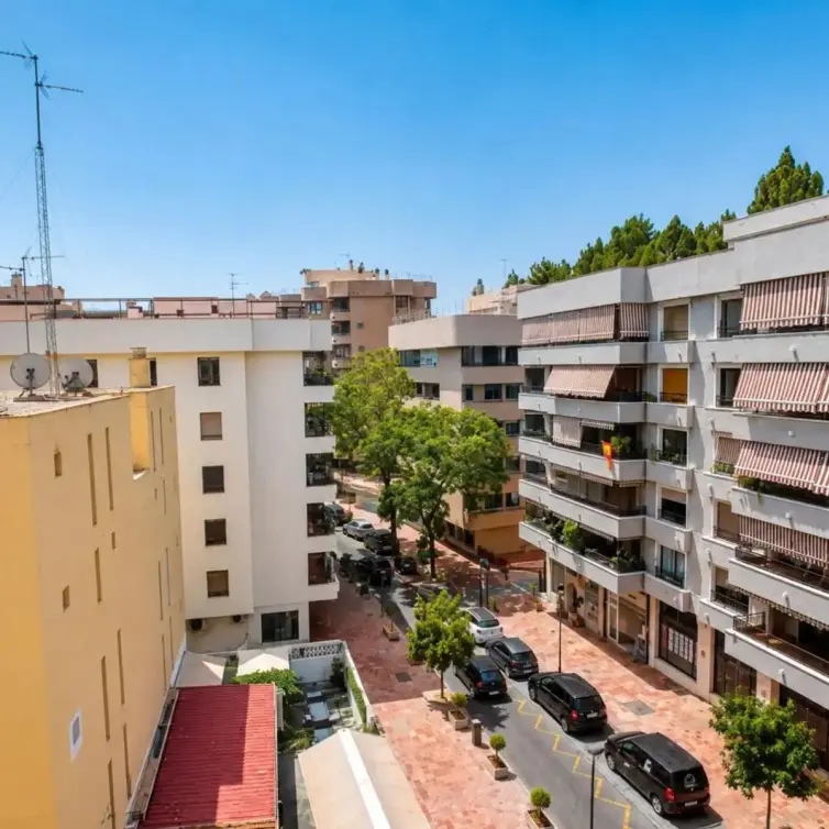 Venta de apartamento en planta media en Marbella