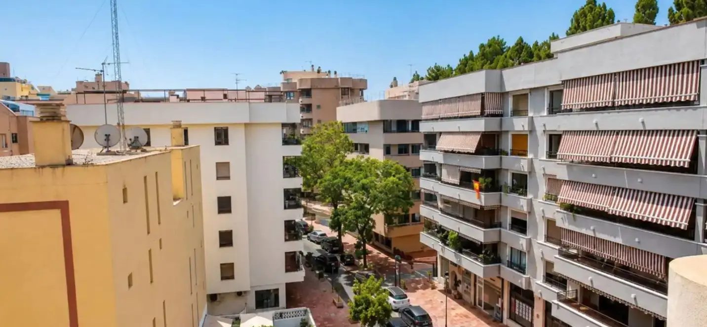 Venta de apartamento en planta media en Marbella 2