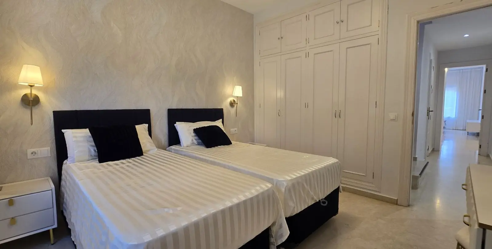Sale of penthouse duplex in New Golden Mile 9