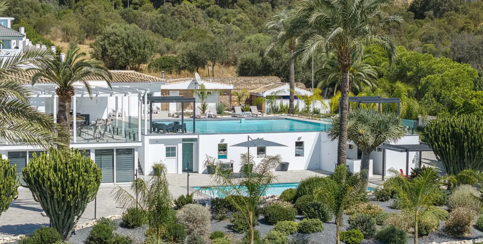 Sale of detached villa in Elviria 1
