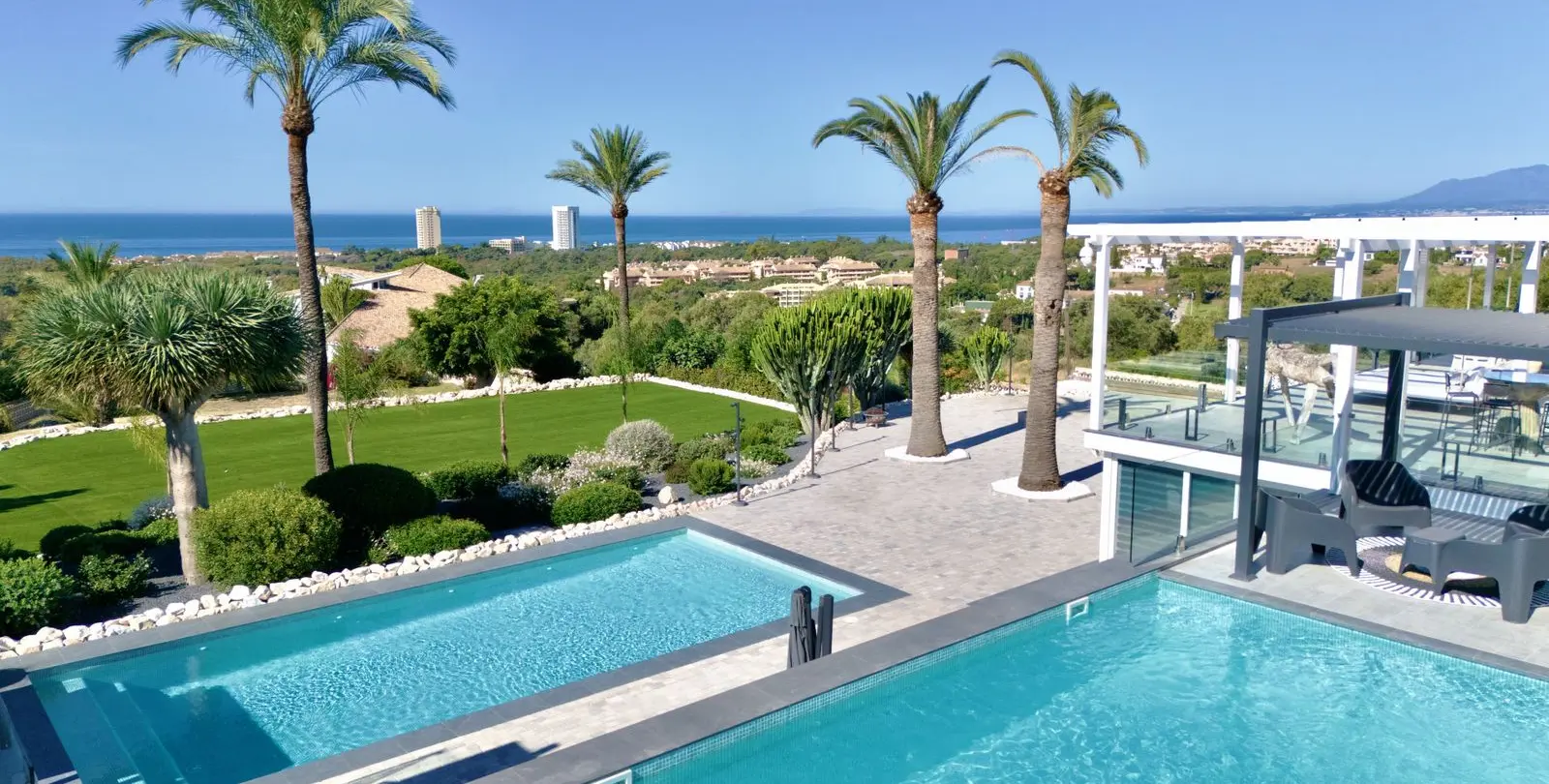 Sale of detached villa in Elviria 2