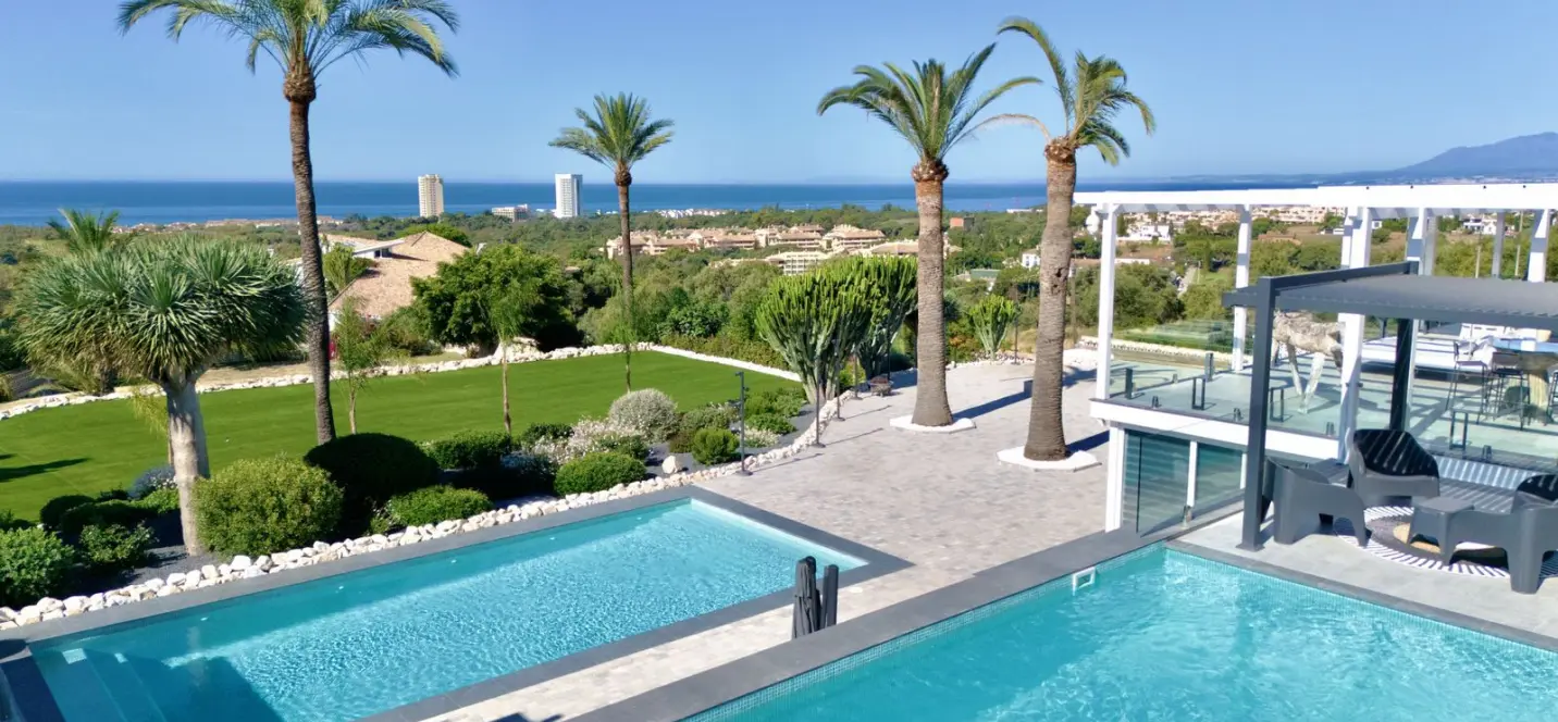 Sale of detached villa in Elviria 1