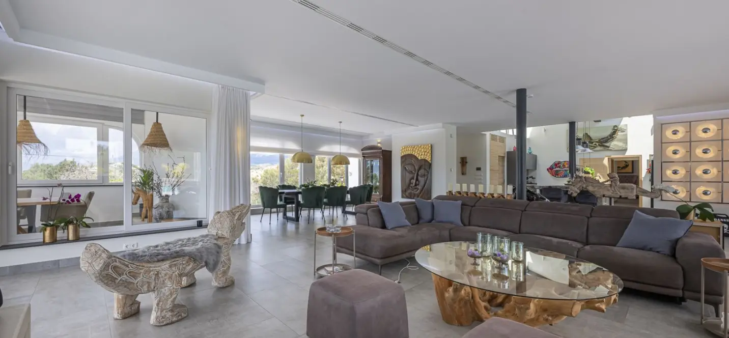 Sale of detached villa in Elviria 3