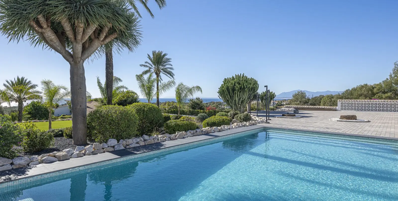 Sale of detached villa in Elviria 10