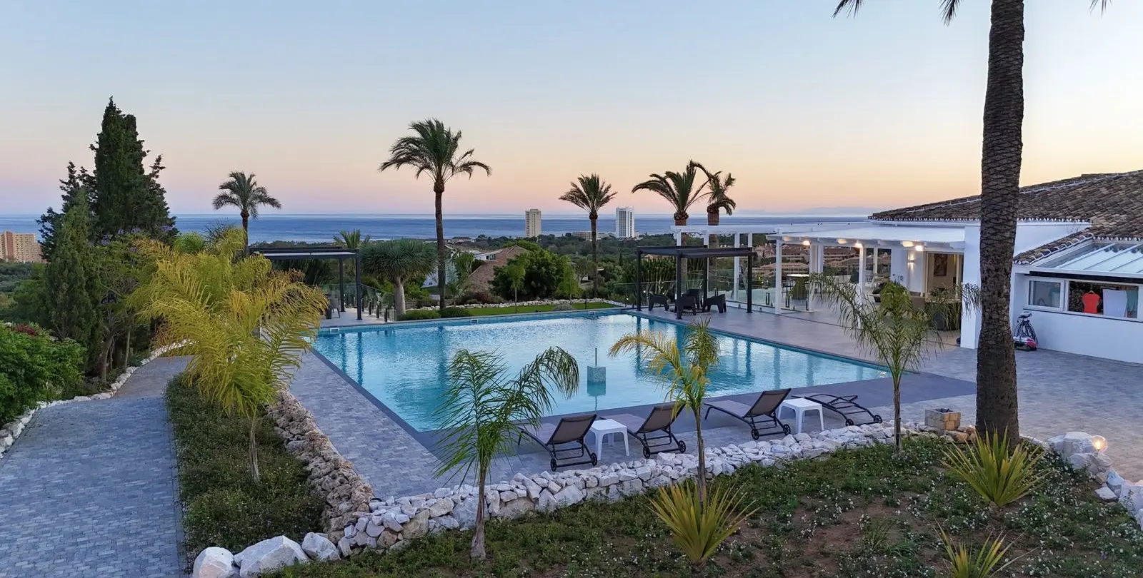 Sale of detached villa in Elviria 11