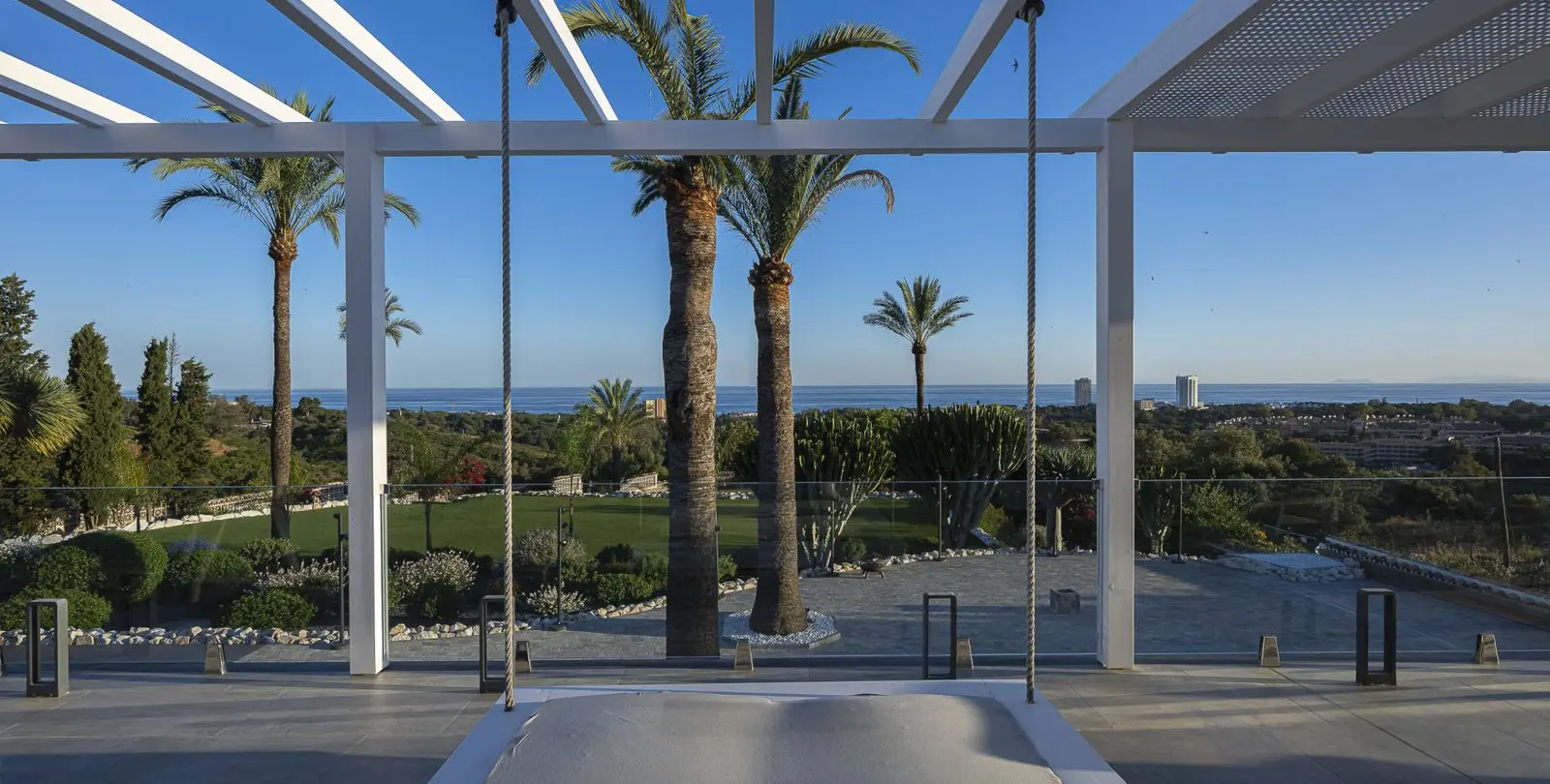 Sale of detached villa in Elviria 12
