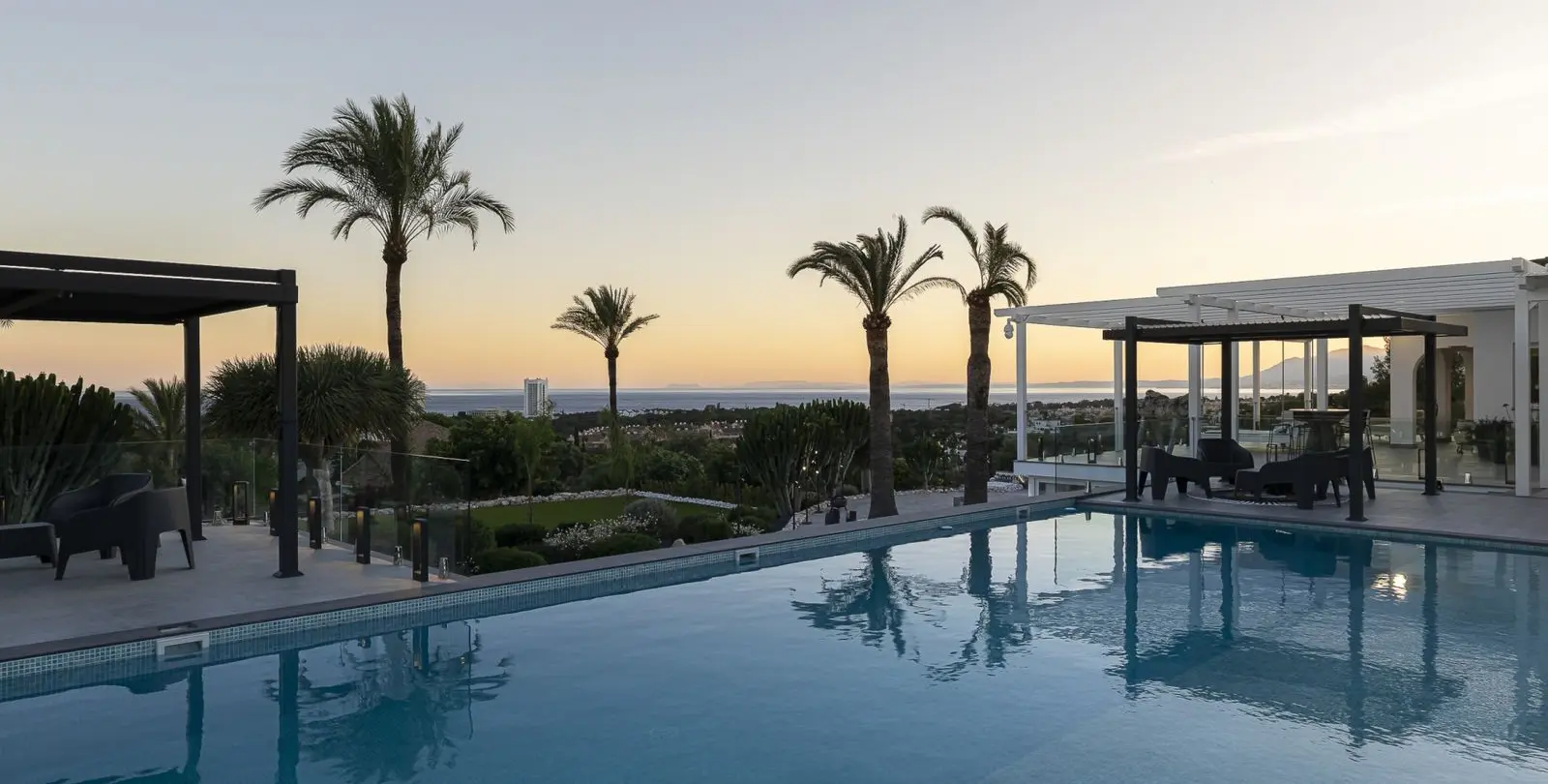 Sale of detached villa in Elviria 13