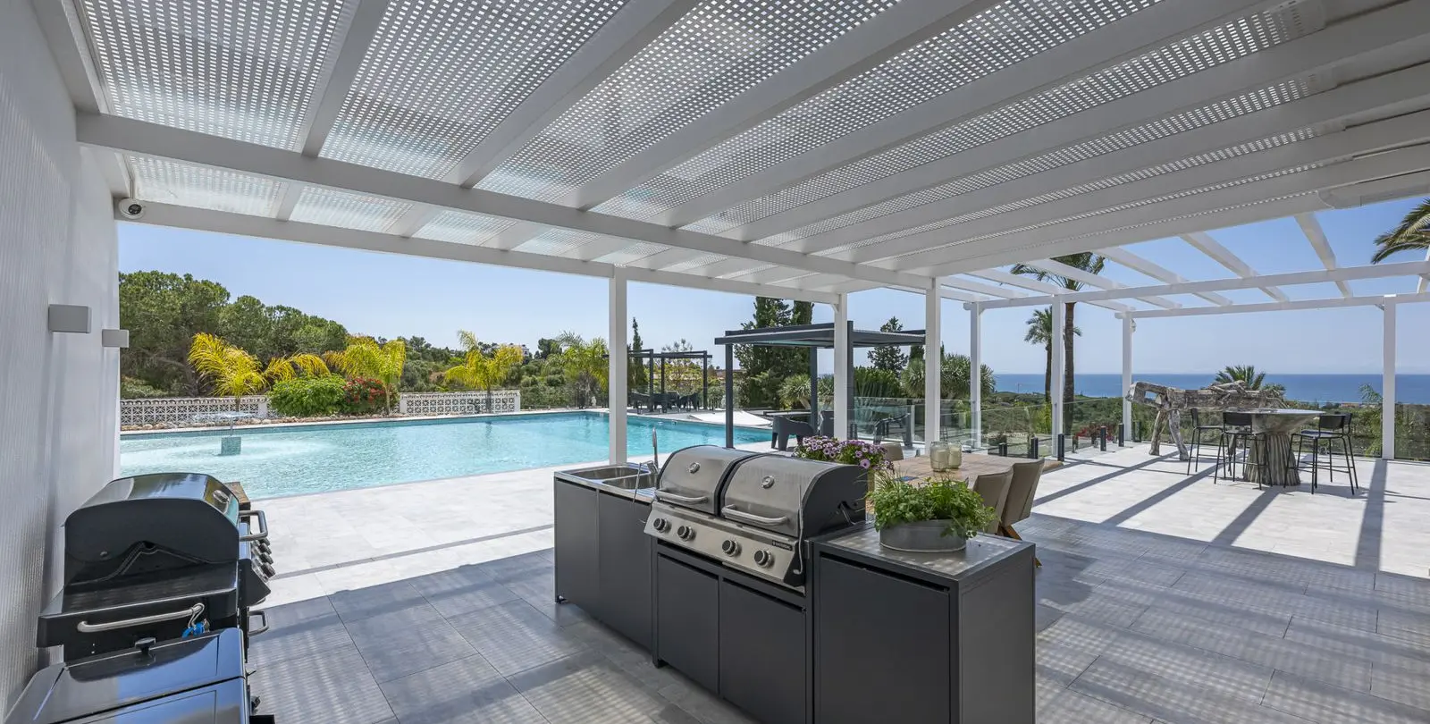 Sale of detached villa in Elviria 16
