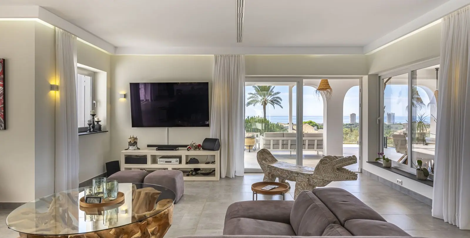 Sale of detached villa in Elviria 17