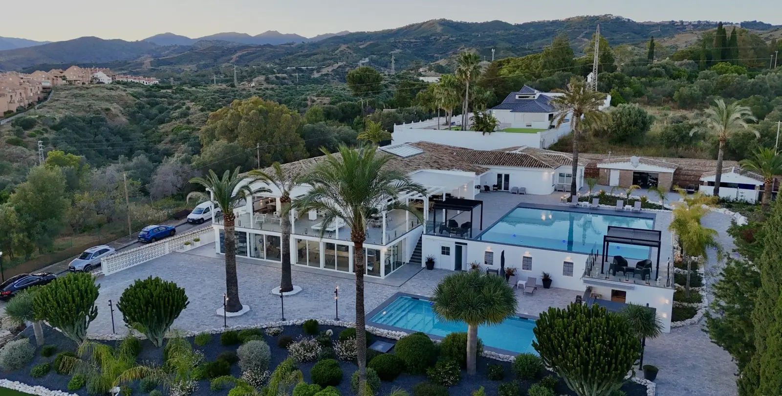 Sale of detached villa in Elviria 26