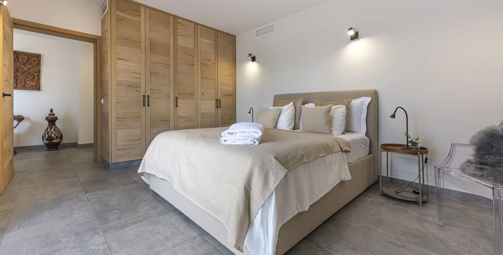 Sale of detached villa in Elviria 34