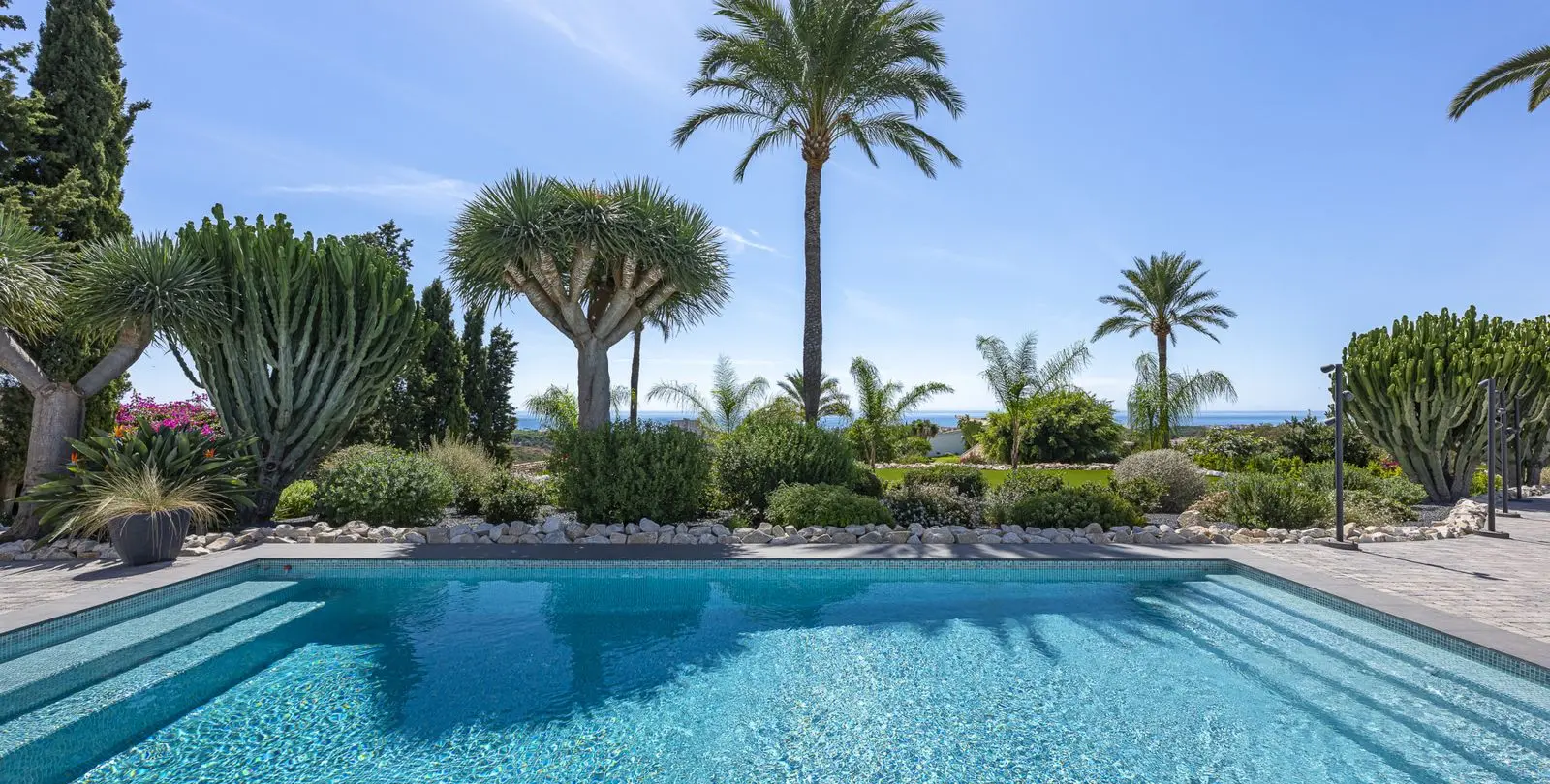 Sale of detached villa in Elviria 35