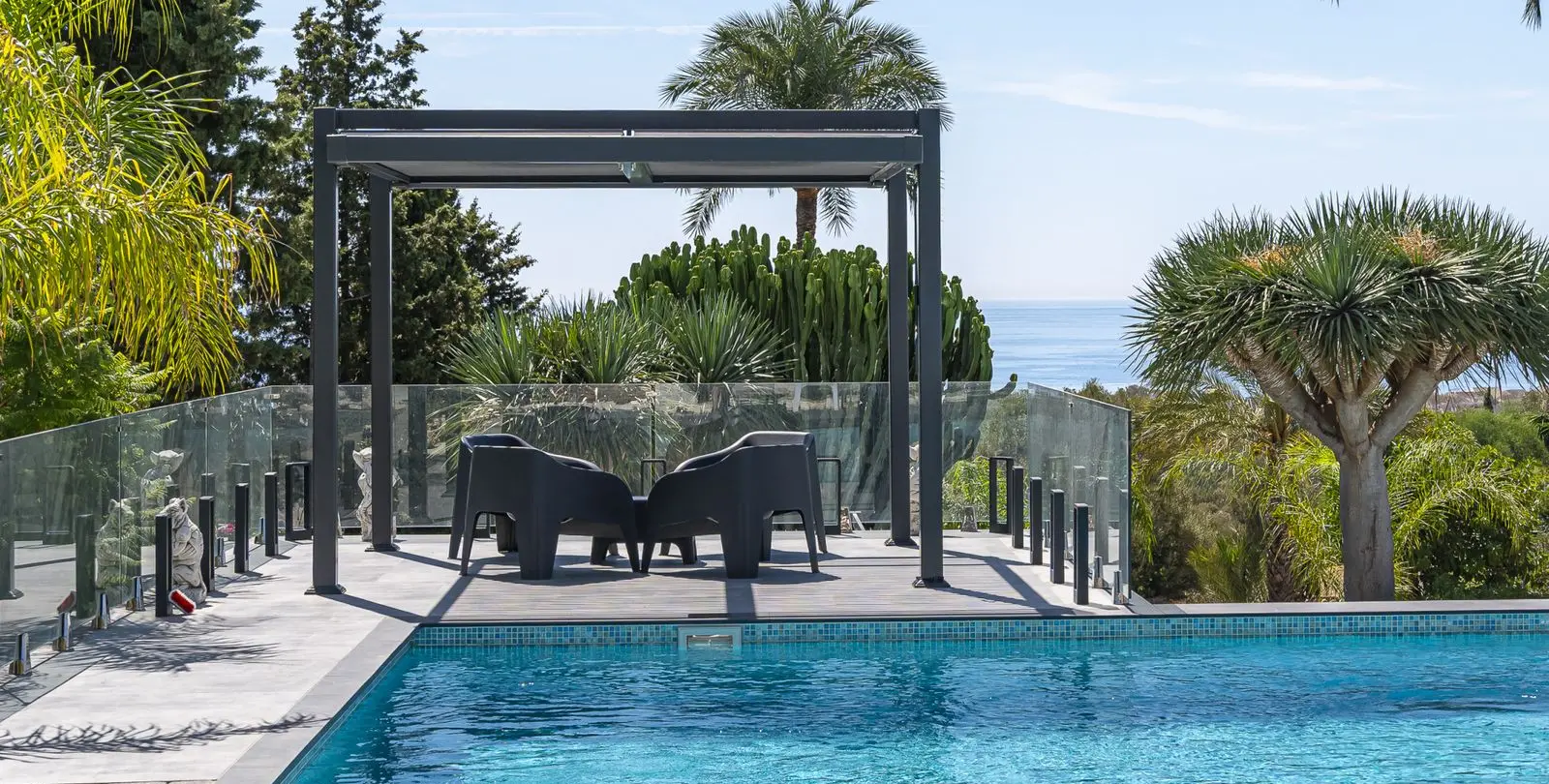 Sale of detached villa in Elviria 36