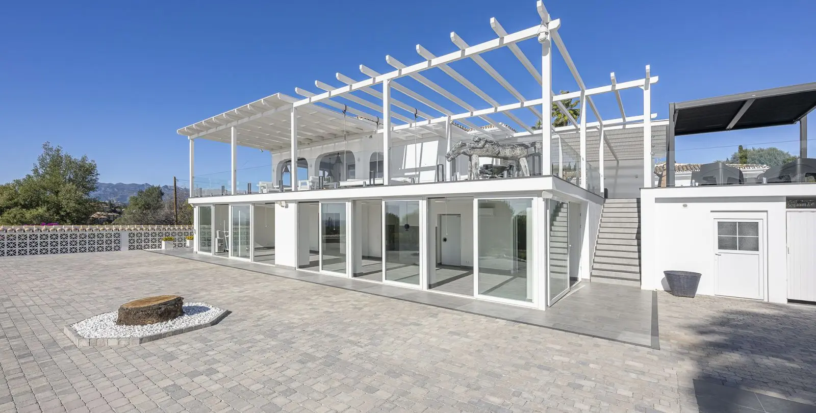 Sale of detached villa in Elviria 43