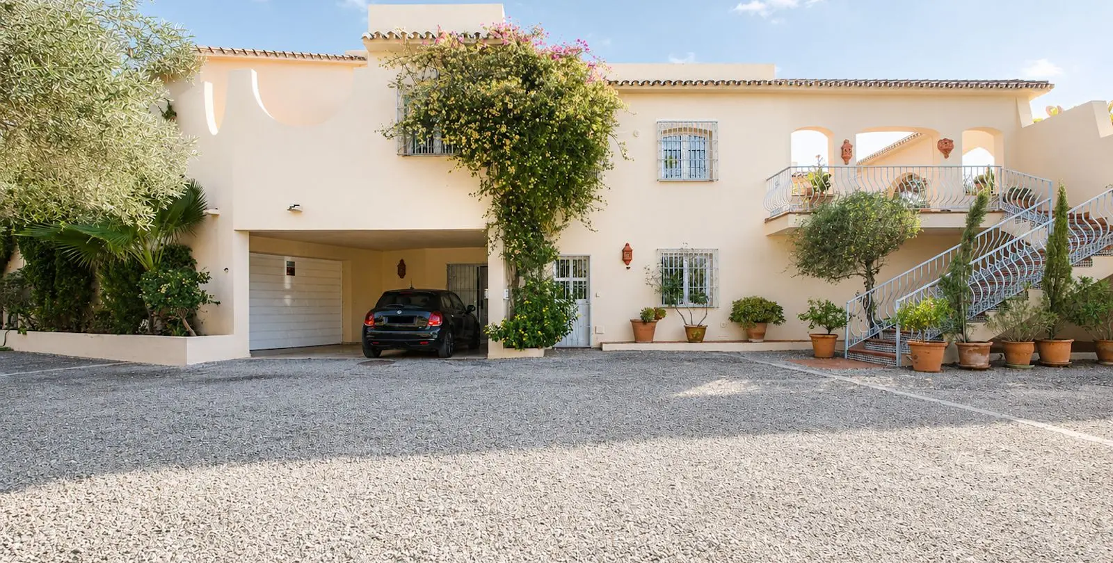 Sale of detached villa in La Quinta 2