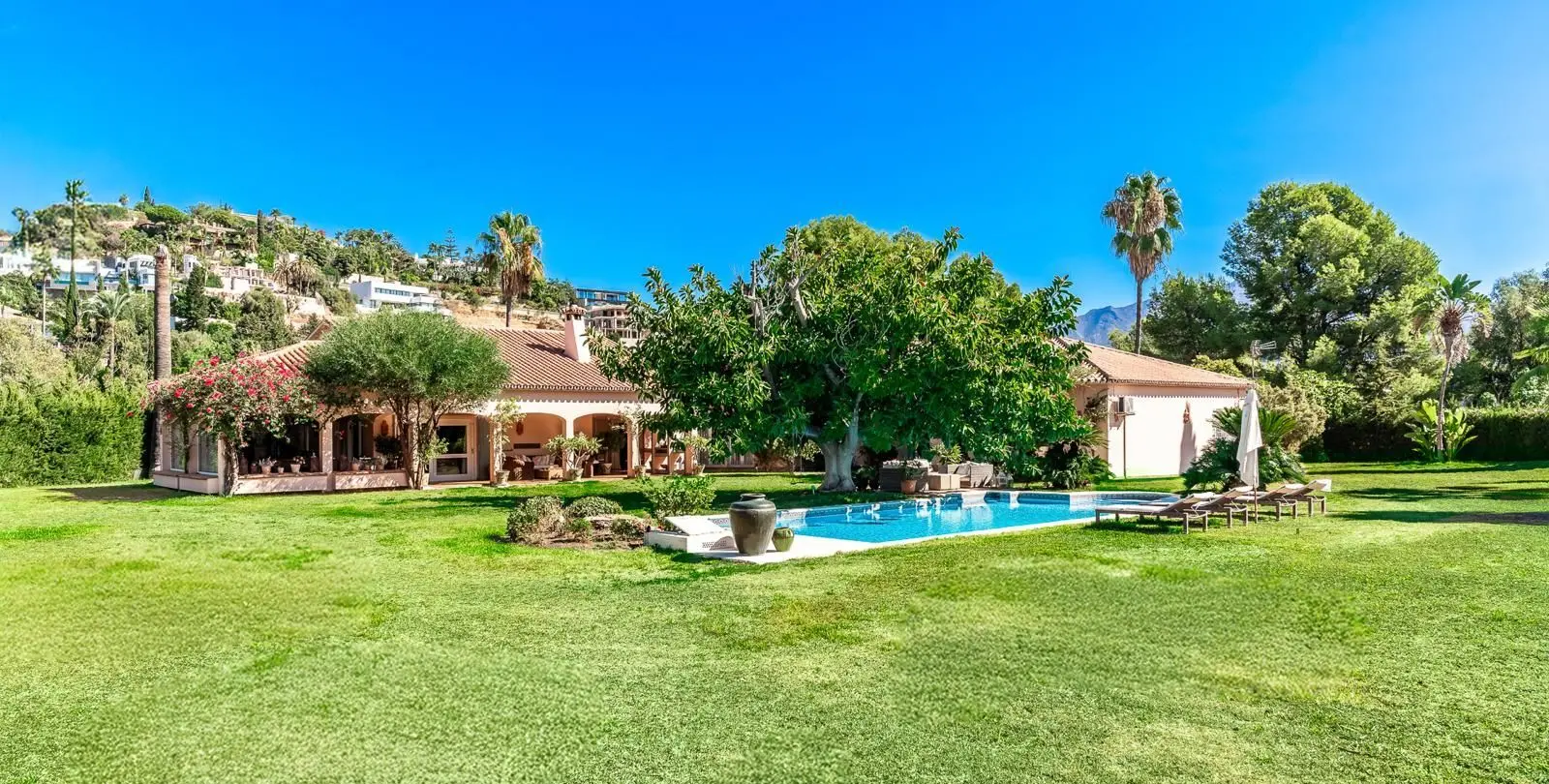 Sale of detached villa in La Quinta 56