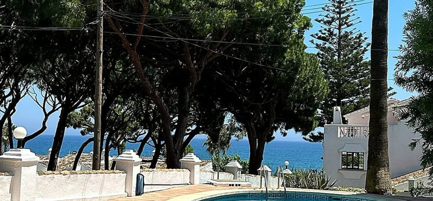 Sale of penthouse in Calahonda 0