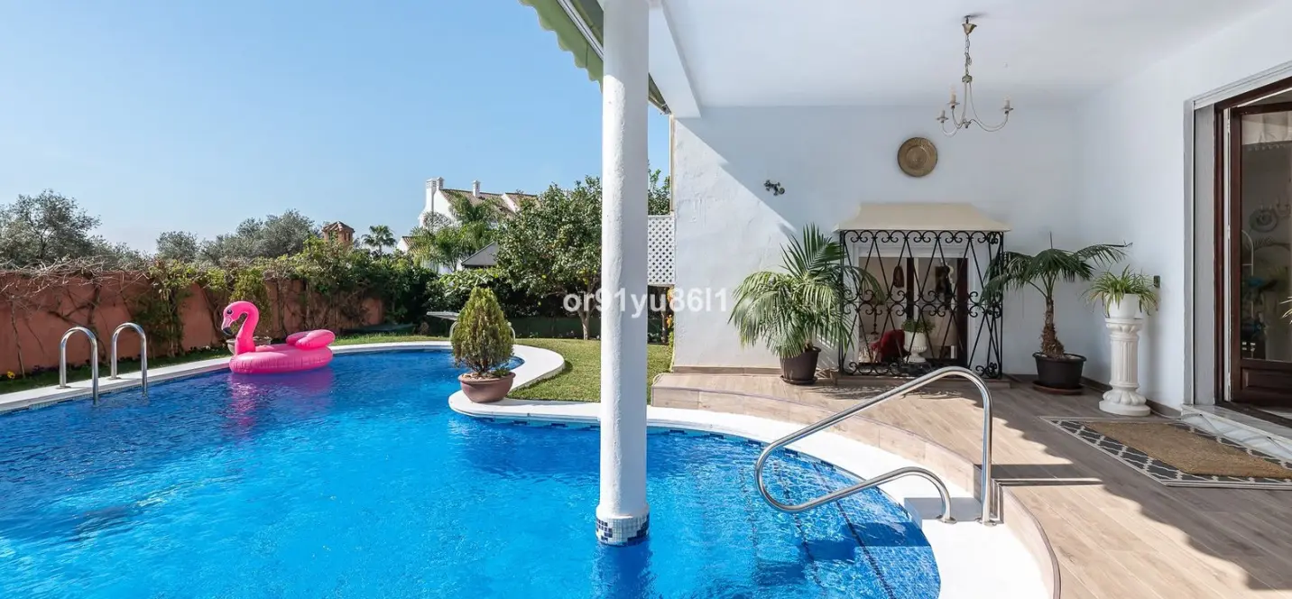 Sale of detached villa in The Golden Mile 1