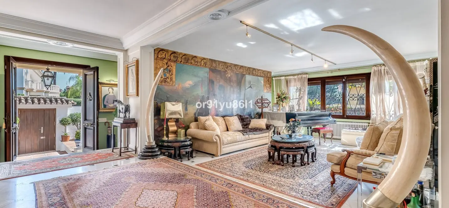 Sale of detached villa in The Golden Mile 2