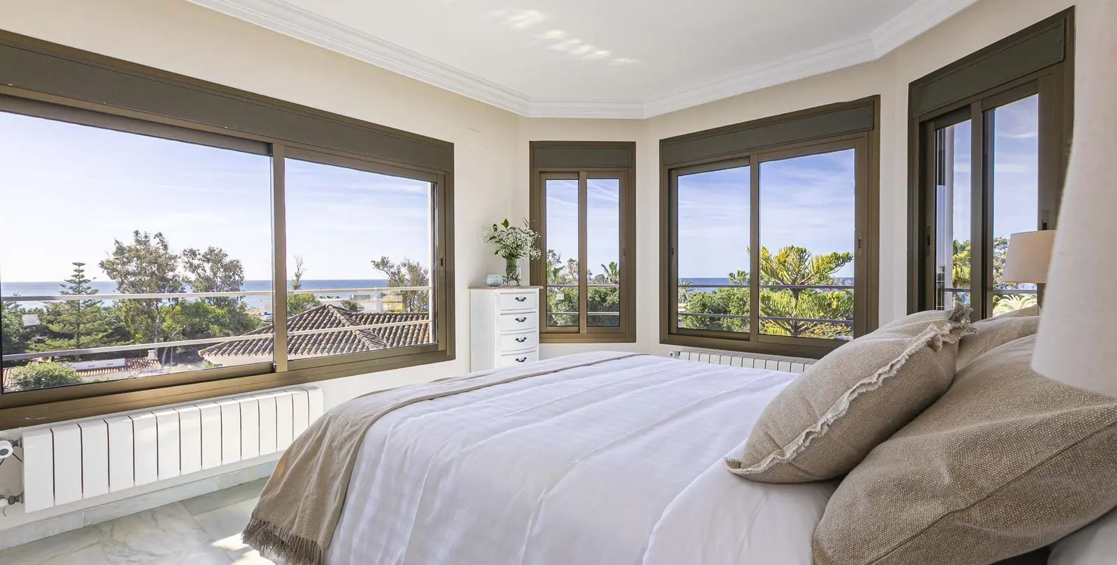 Продажа двухуровневого пентхауса в Elviria 9