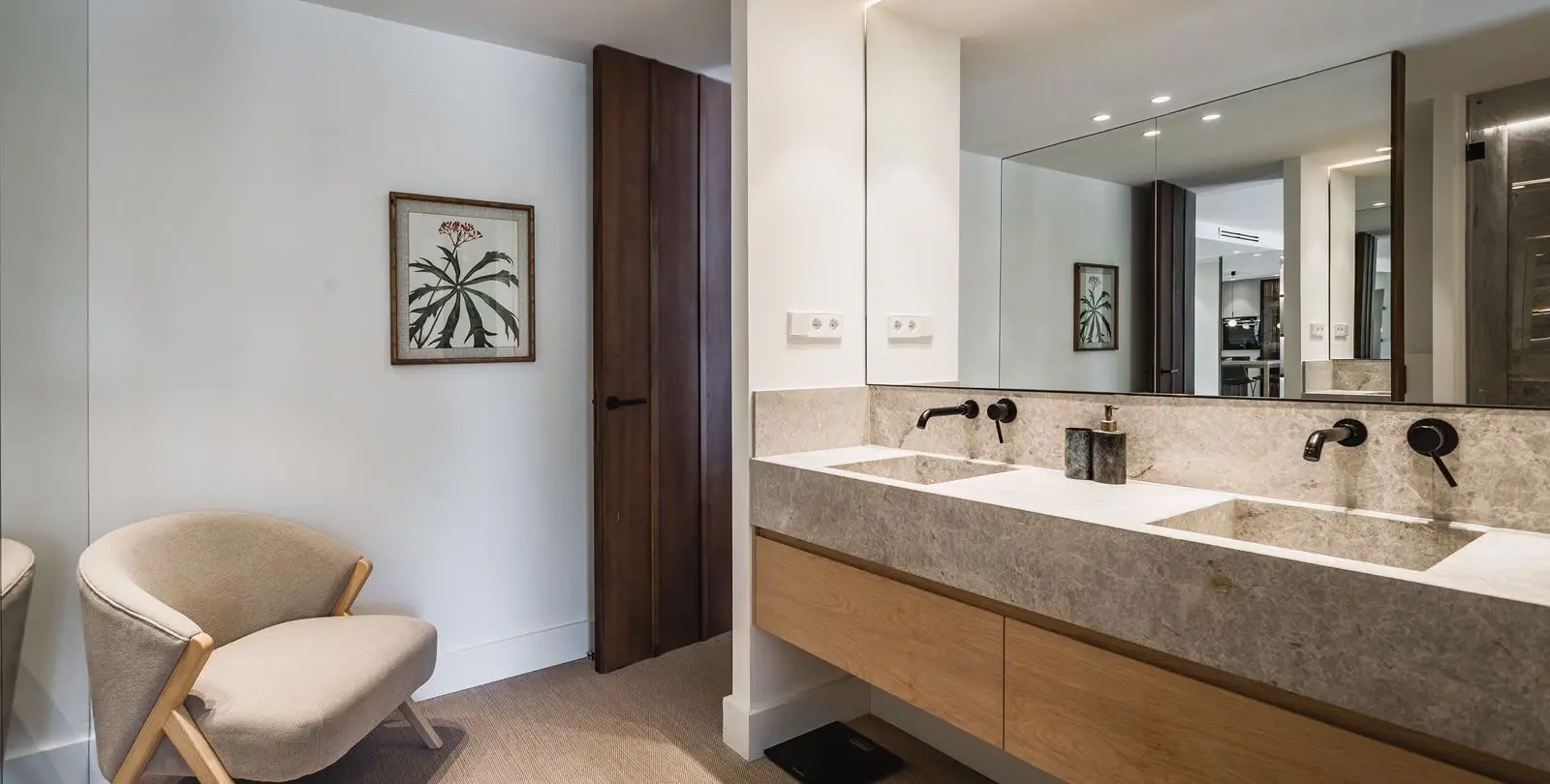 Sale of middle floor apartment in The Golden Mile 16