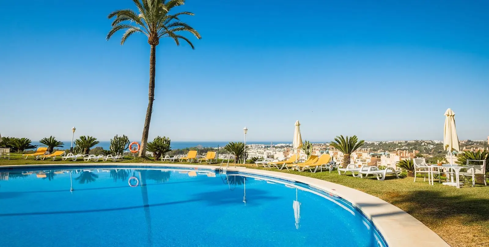 Sale of middle floor apartment in The Golden Mile 27