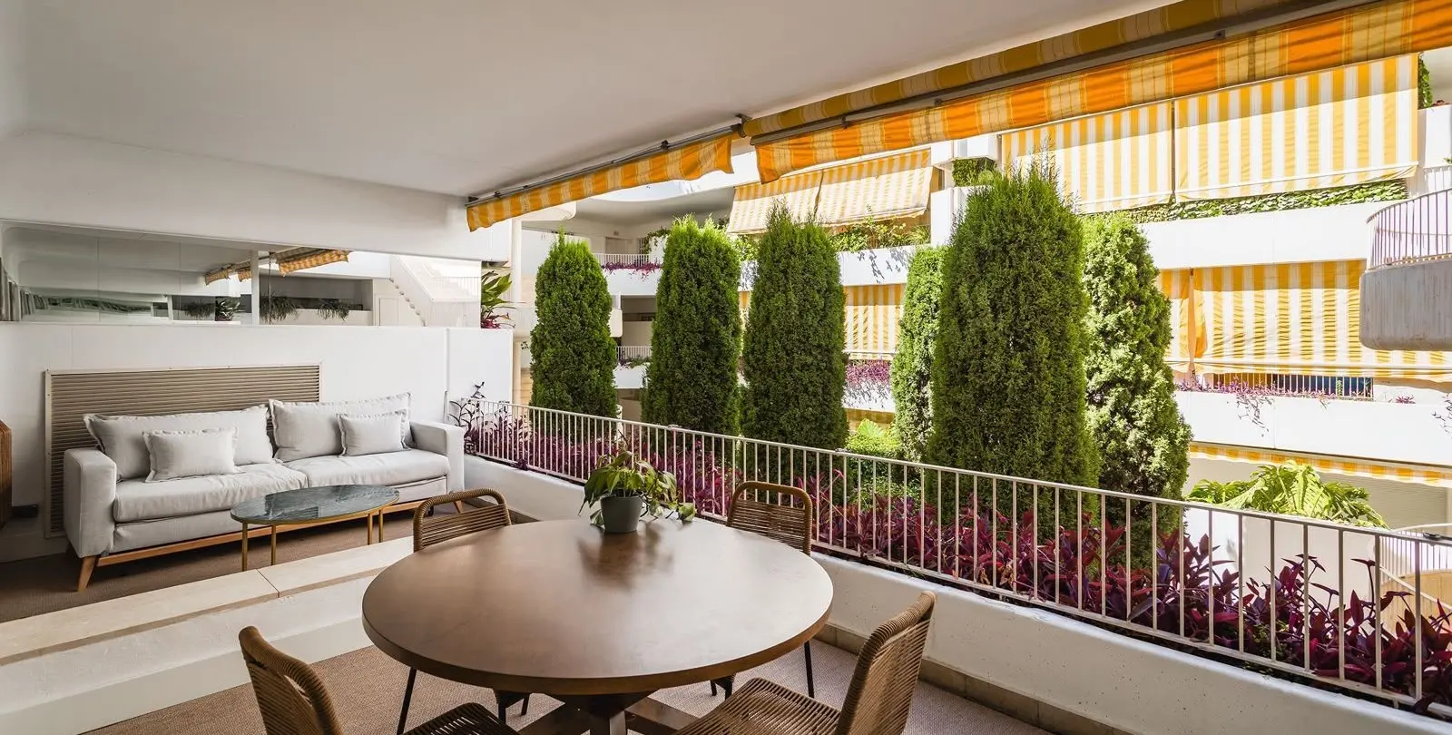 Продажа апартаментов на среднем этаже в The Golden Mile 8