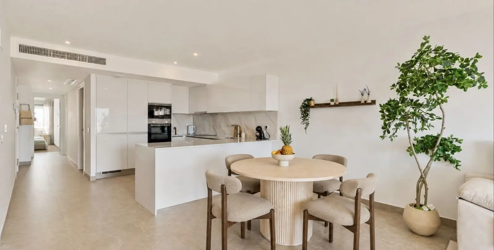 Sale of middle floor apartment in Estepona 1