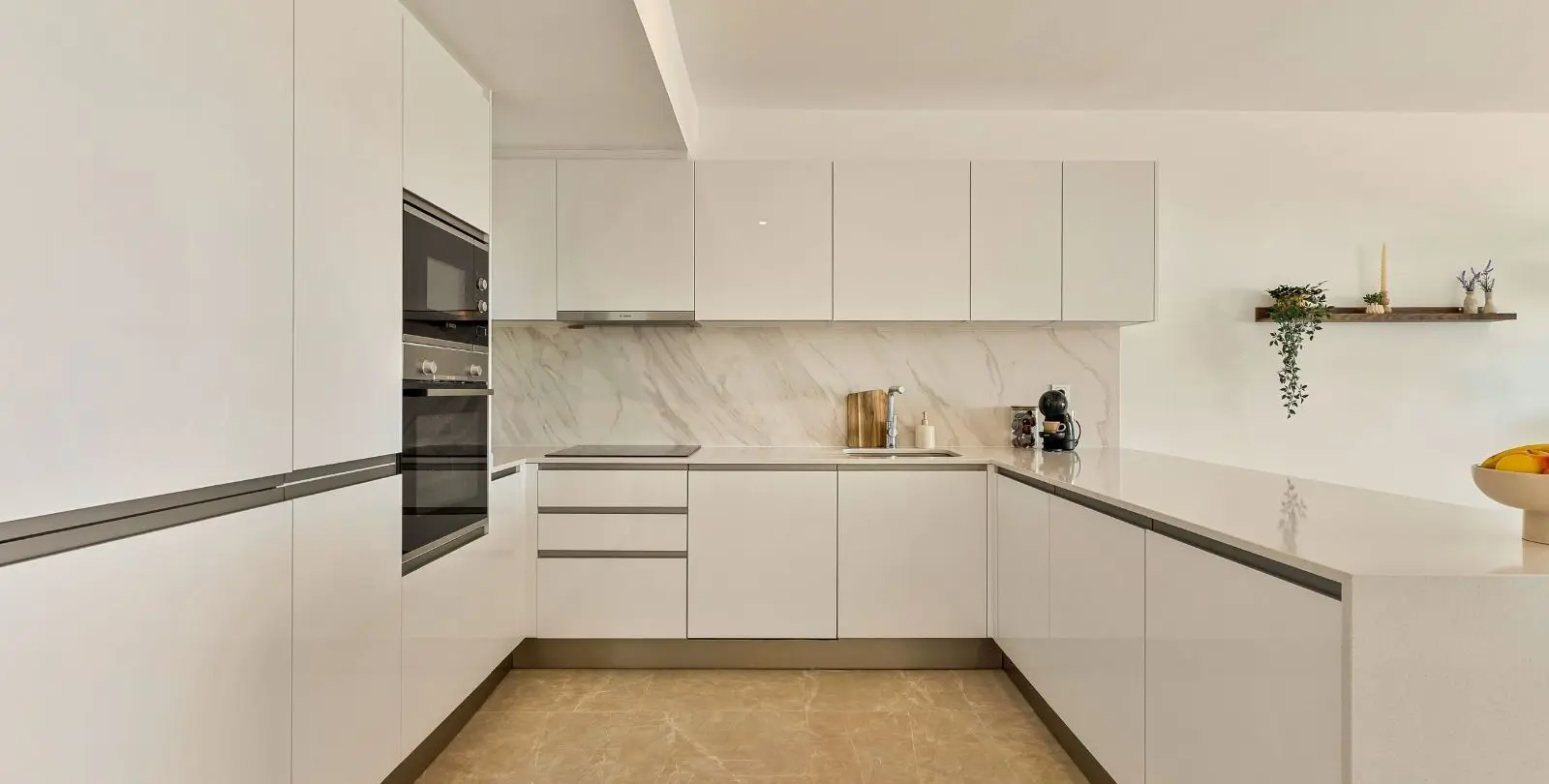 Sale of middle floor apartment in Estepona 2