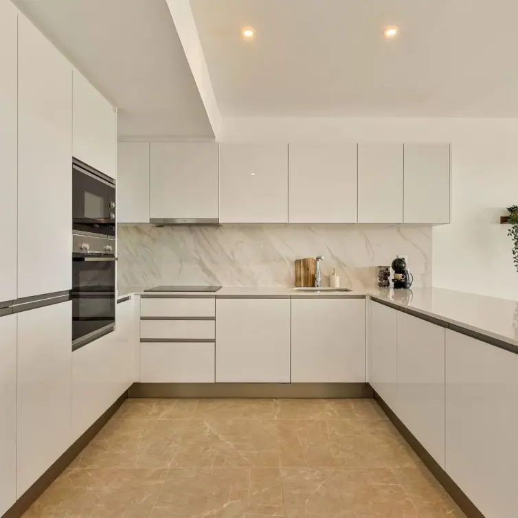 Sale of middle floor apartment in Estepona