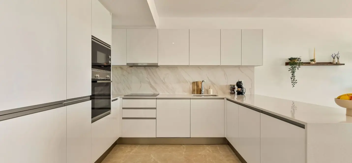 Sale of middle floor apartment in Estepona 1