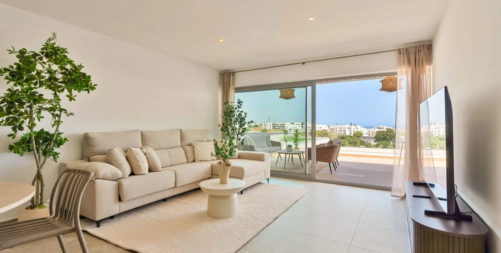 Sale of middle floor apartment in Estepona 3