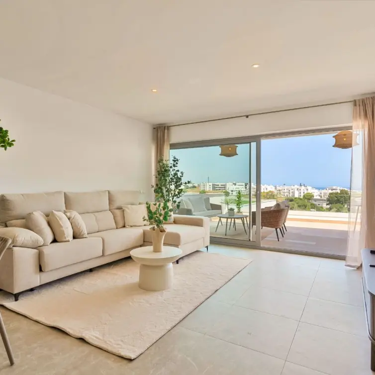 Sale of middle floor apartment in Estepona