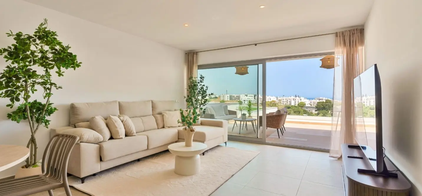 Sale of middle floor apartment in Estepona 2