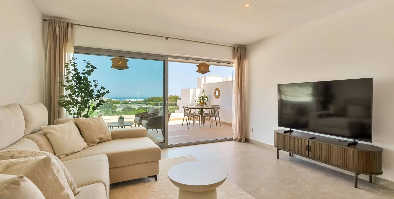 Sale of middle floor apartment in Estepona 4