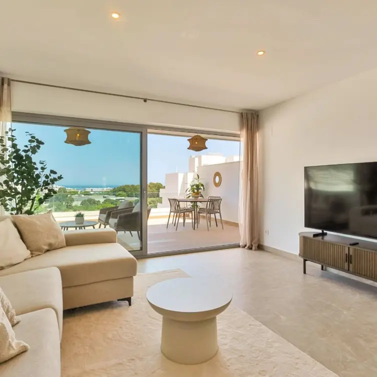 Sale of middle floor apartment in Estepona