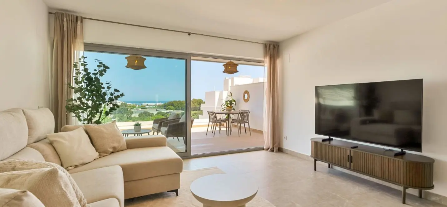 Sale of middle floor apartment in Estepona 3