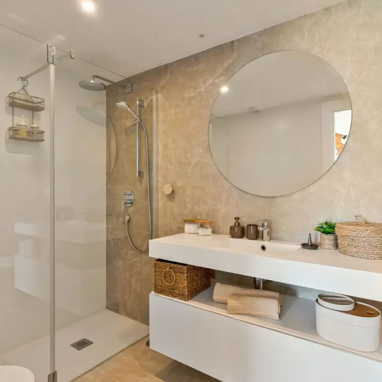 Sale of middle floor apartment in Estepona