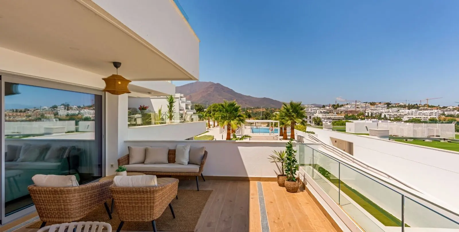 Sale of middle floor apartment in Estepona 13