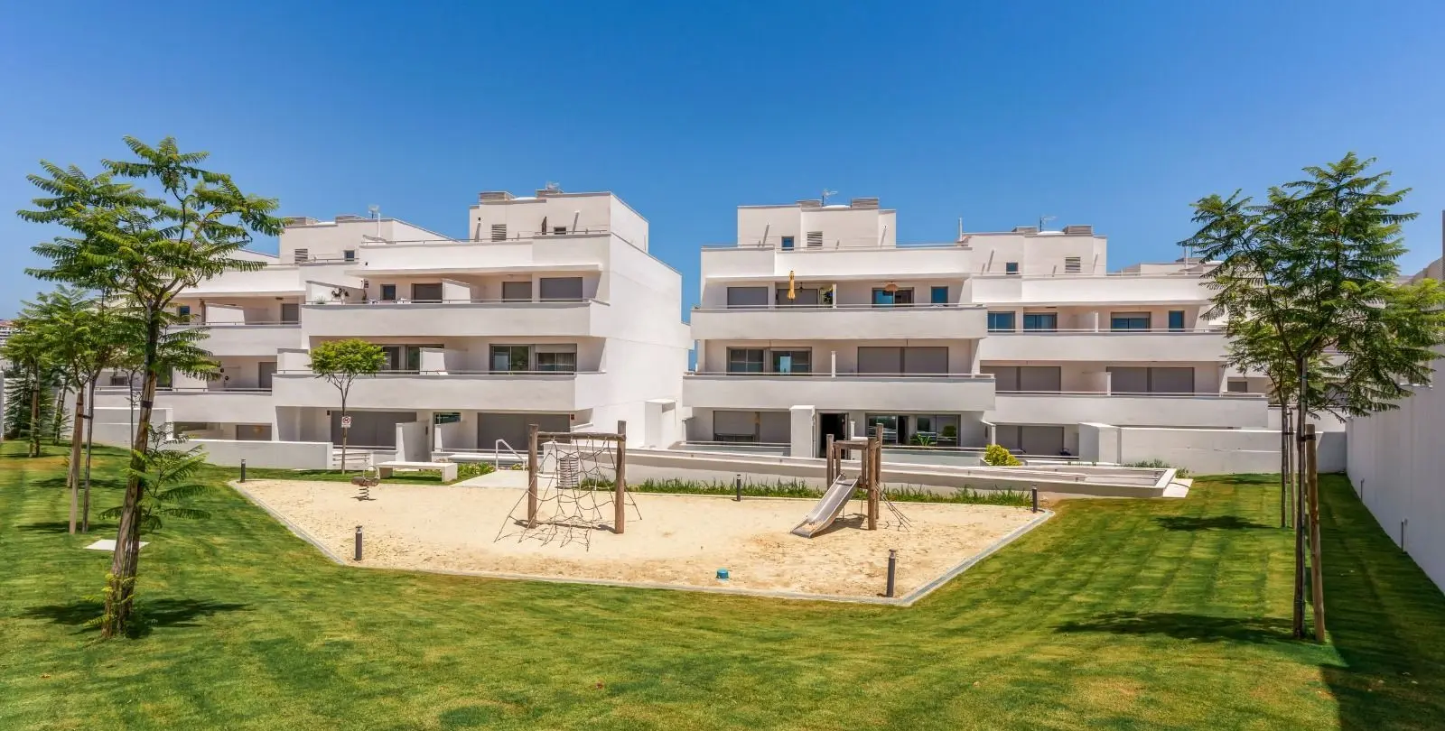 Sale of middle floor apartment in Estepona 15