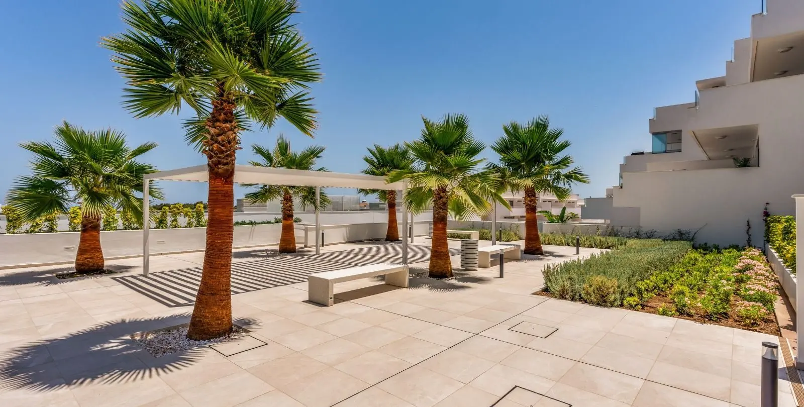 Sale of middle floor apartment in Estepona 16